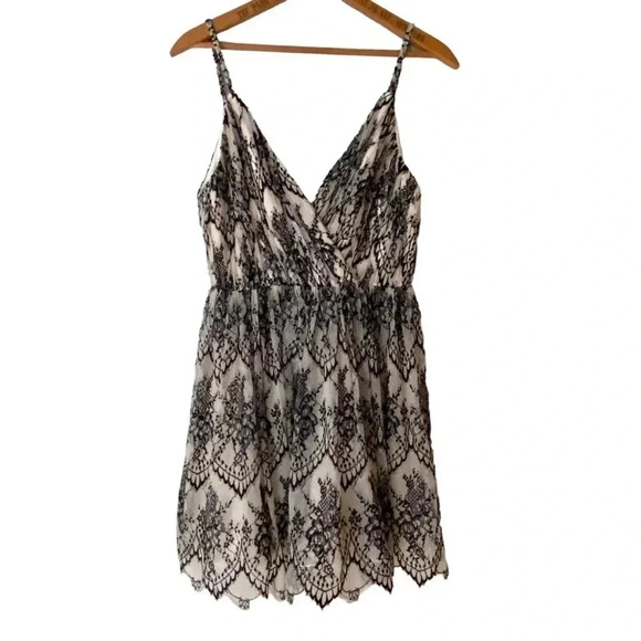 Alice + Olivia Cara Flared Lace Mini Dress Black Ivory Contrast Cocktail Size 4 - Picture 4 of 17